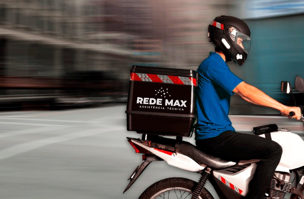 Motoboy da Rede Max com o baú de entrega da assistência técnica